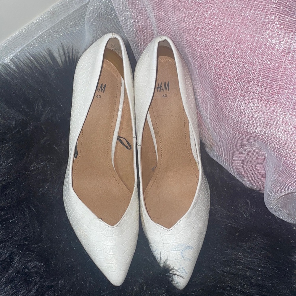 Sz8 White H&M Closed Toe stilletos , Great for work & business casual